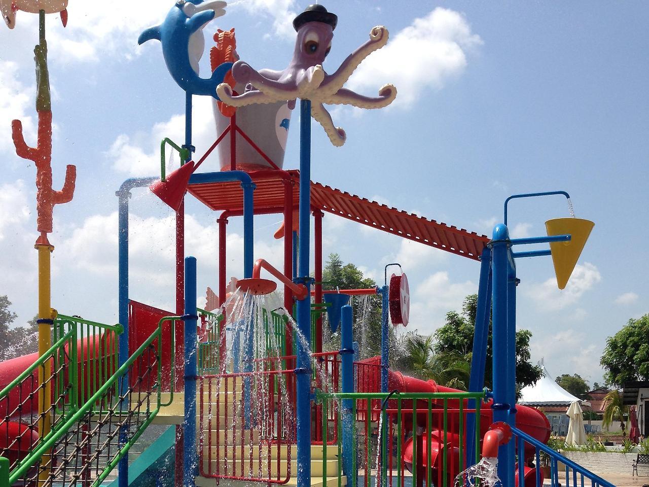 Bayou Lagoon Park Resort Malacca Exterior photo