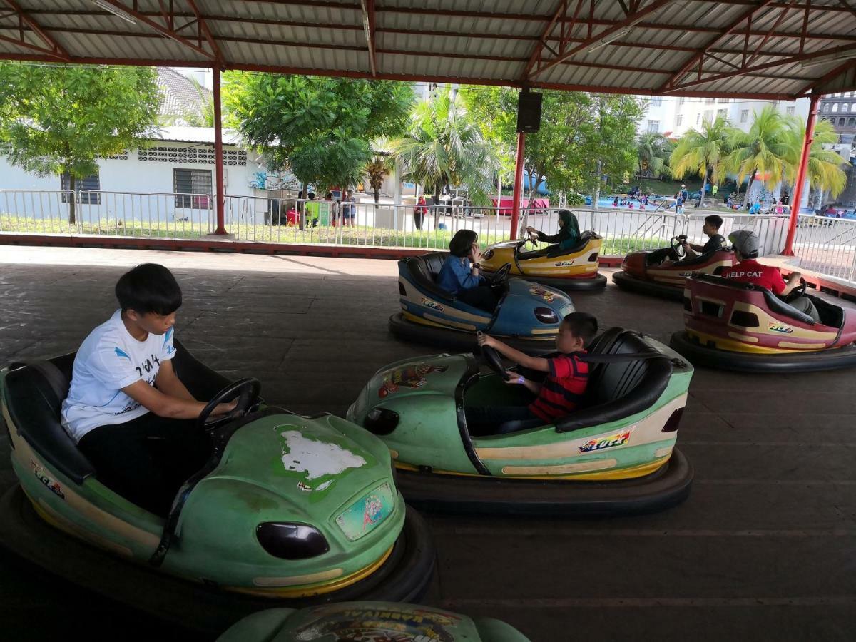 Bayou Lagoon Park Resort Malacca Exterior photo